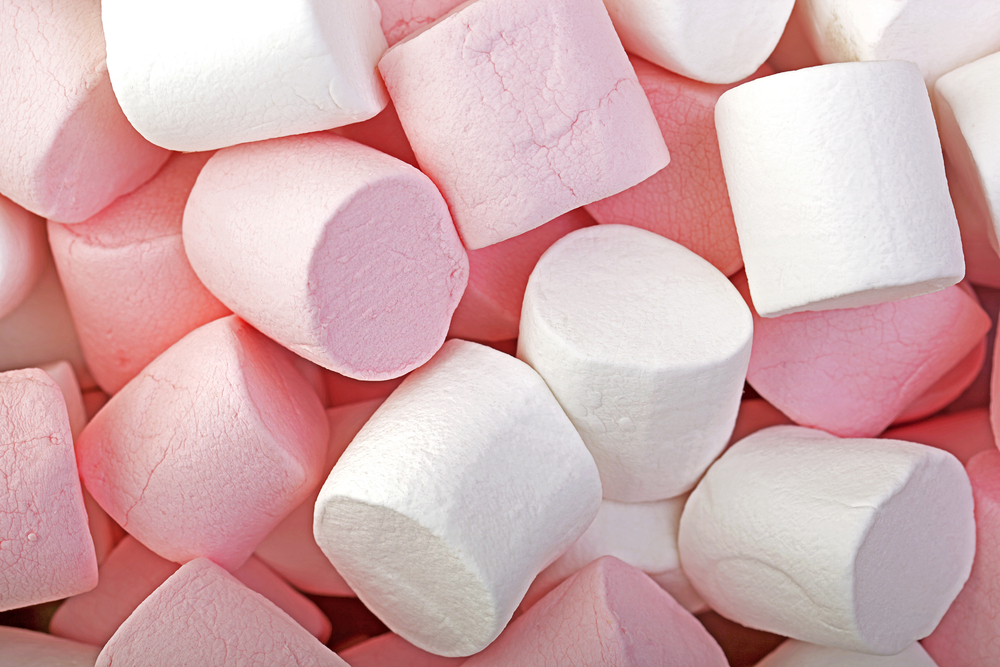 en bild på marshmellows som innehåller socker