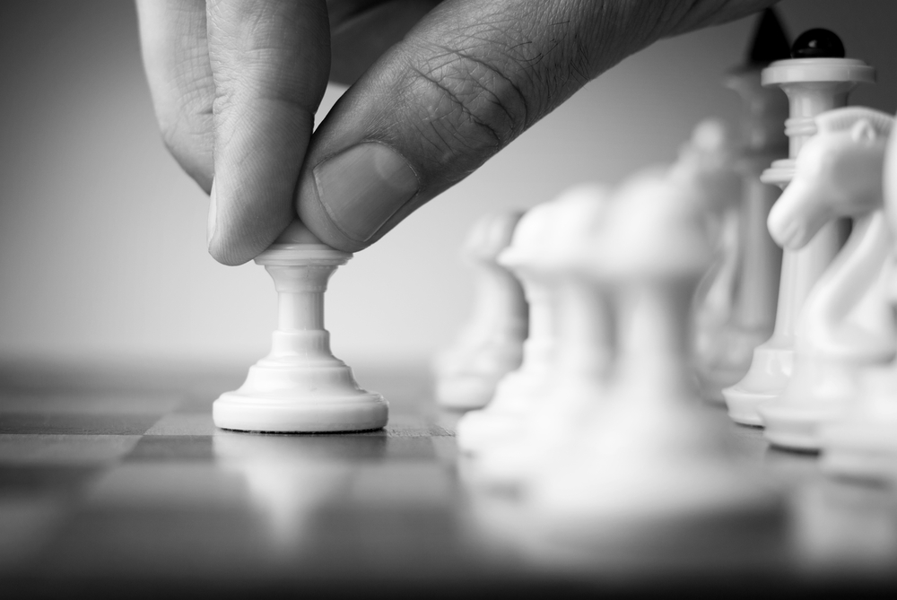 en hand som spelar schack för att symbolisera strategier för ätardagar