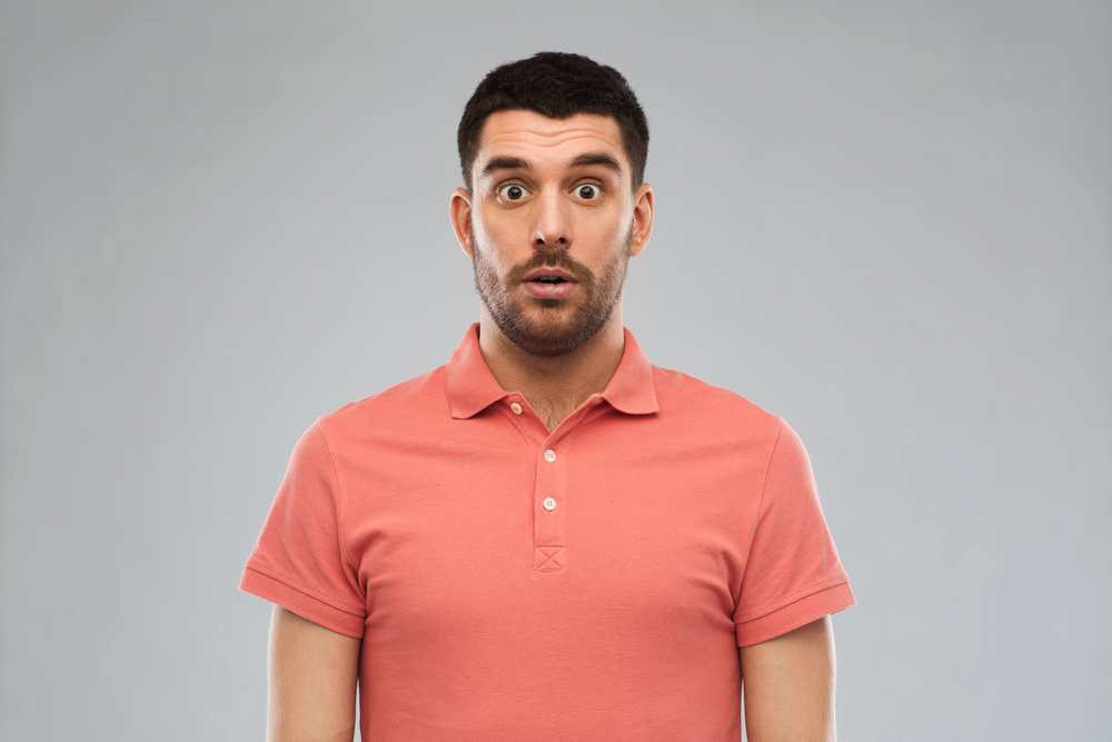en man i rosa skjorta är chockad över vad han får höra om kosttillskott