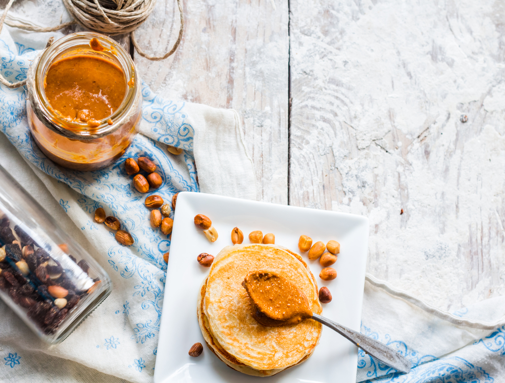 bananpannkaka med jordnötssmör bananpannkaka med jordnötssmör