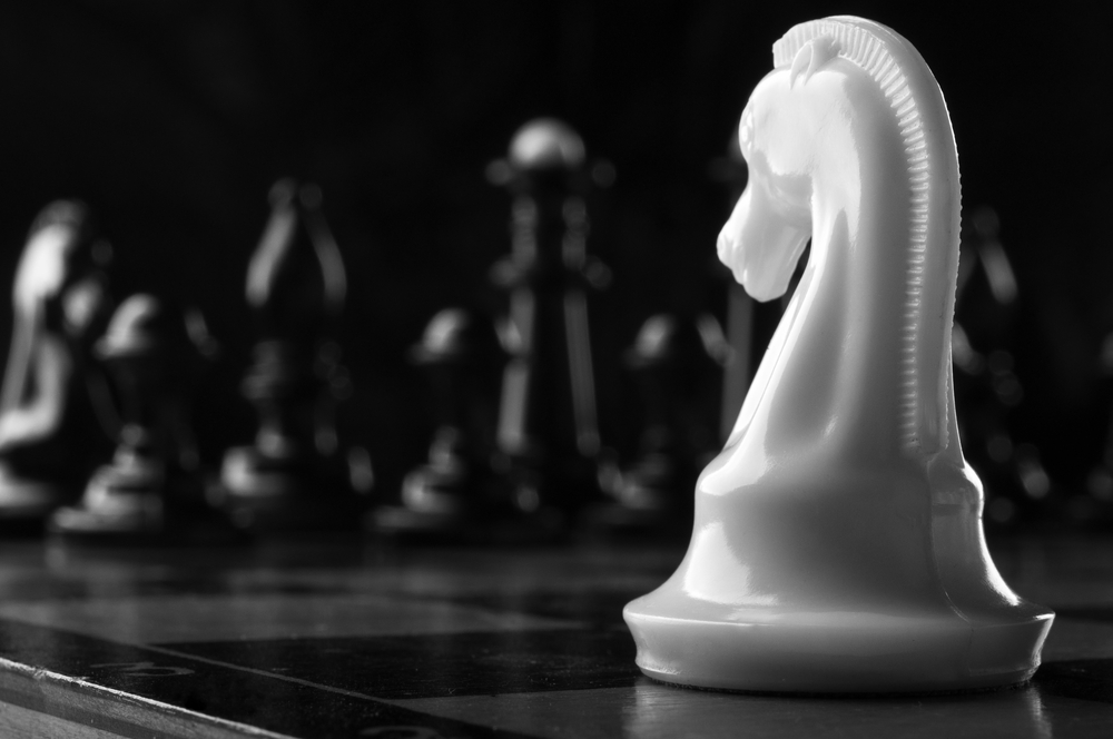 en bild på en schackpjäs som ska symbolisera hur man kan planera sin träningsplan för att bränna fett på magen
