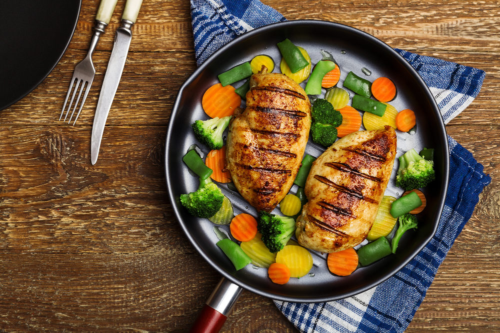 en bild på två kycklingfileer och grönsaker som är en lchf lunch för att gå ner i vikt