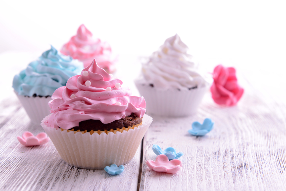 en bild på cupcakes på ett vitt bord som kan äta