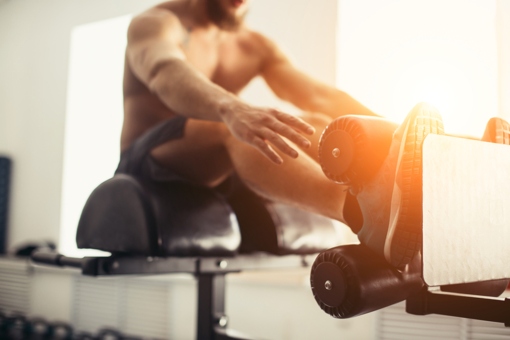 en kille som gör sit ups på ett gym enligt vilka funktioner musklerna har på diet