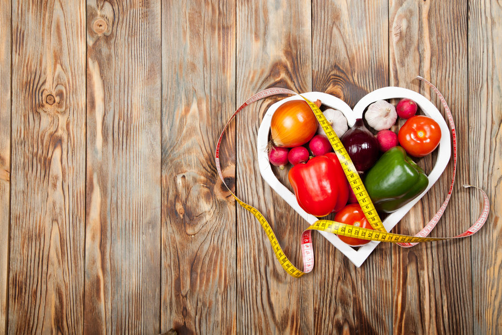en bild på ett hjärta med grönsaker i för god hälsa och bygga deffade magrutor