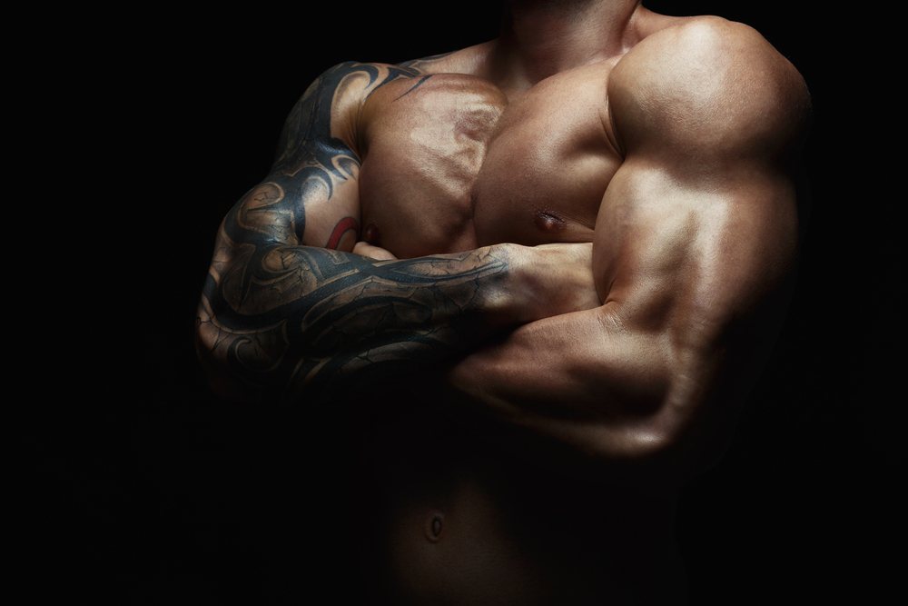 en man som har mycket muskelmassa och vet vad man ska äta för att gå upp i vikt och bygga muskler