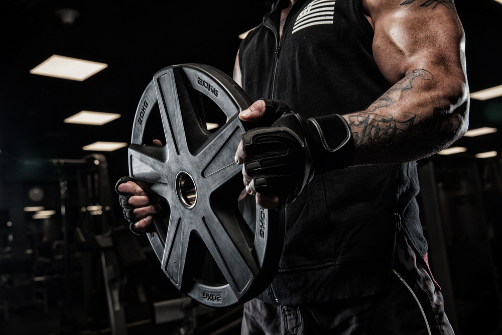 en bild på en man på gym som vet hur man ska göra för att gå upp i vikt och bygga muskler snabbt